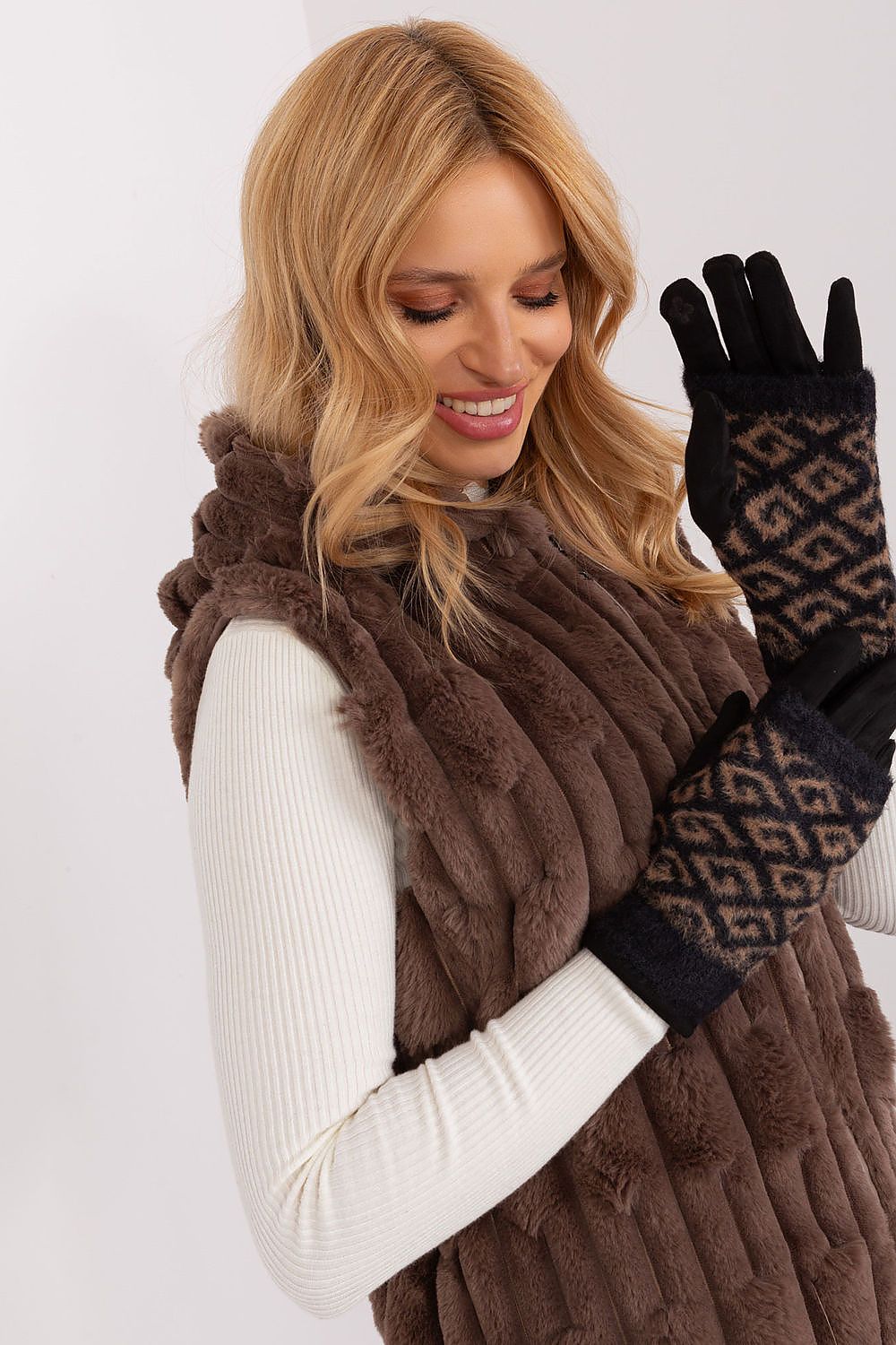  Gloves model 190816 AT 