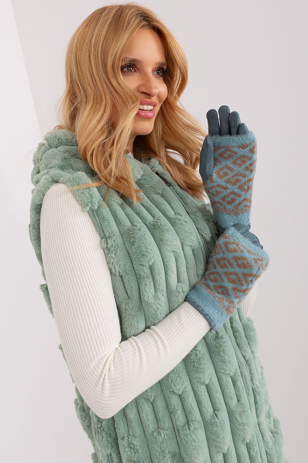  Gloves model 190821 AT 