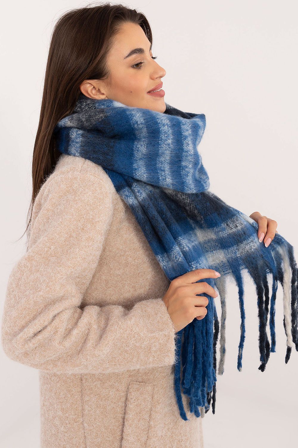  Shawl model 203172 AT 